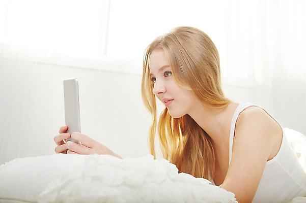 포토 JPG 스튜디오촬영 서양인 외국인 우먼라이프 라이프스타일 여자 엎드리기 베개 모션 아침 휴식 실내 한명 미소 들기 사람 상반신 20대 성인 옆모습 태블릿 침실 이불 침대 웹서핑 청년만 청년여자만 청년여자한명만 성인여자한명만 국내포토 주간 1 뷰포인트 가구 컨셉 침구 표정 인종 청년 내부 생활 전자제품 스마트기기 여자만 여자한명만 성인여자만 성인만 파일형식