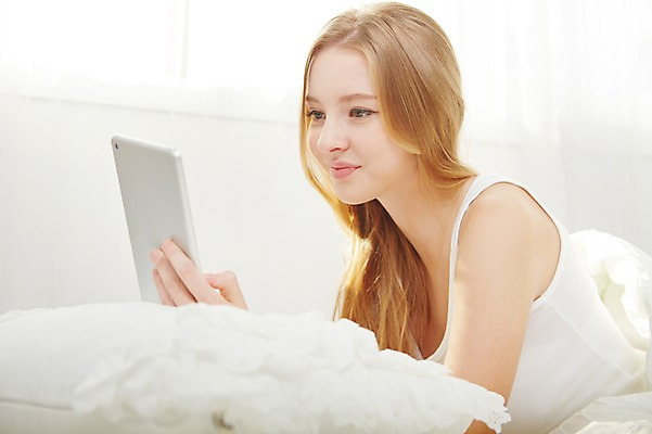 포토 JPG 스튜디오촬영 서양인 외국인 우먼라이프 라이프스타일 여자 엎드리기 베개 모션 아침 휴식 실내 한명 미소 들기 사람 상반신 20대 성인 태블릿 침실 이불 침대 웹서핑 청년만 청년여자만 청년여자한명만 성인여자한명만 국내포토 주간 1 가구 컨셉 침구 표정 인종 청년 내부 생활 전자제품 스마트기기 여자만 여자한명만 성인여자만 성인만 파일형식