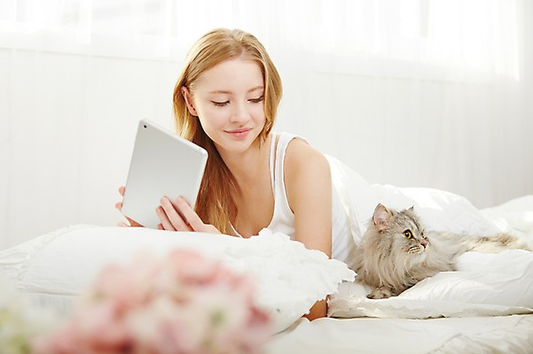 포토 JPG 스튜디오촬영 서양인 외국인 동물 한마리 우먼라이프 라이프스타일 여자 엎드리기 모션 아침 휴식 실내 한명 미소 들기 사람 상반신 20대 성인 반려동물 태블릿 고양이 침실 이불 침대 웹서핑 반려 청년만 청년여자만 청년여자한명만 성인여자한명만 국내포토 주간 1 가구 컨셉 포유류 침구 표정 인종 청년 내부 생활 전자제품 스마트기기 여자만 여자한명만 성인여자만 성인만 파일형식