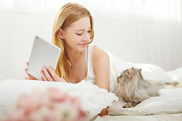 포토 JPG 스튜디오촬영 서양인 외국인 동물 한마리 우먼라이프 라이프스타일 여자 엎드리기 베개 모션 아침 휴식 실내 한명 미소 들기 사람 상반신 20대 성인 반려동물 태블릿 마주보기 고양이 침실 이불 침대 웹서핑 반려 청년만 청년여자만 청년여자한명만 성인여자한명만 국내포토 주간 1 가구 컨셉 포유류 침구 표정 인종 청년 내부 생활 전자제품 스마트기기 여자만 여자한명만 성인여자만 성인만 파일형식