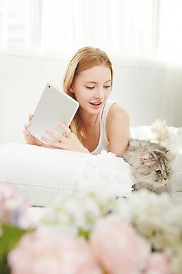 포토 JPG 스튜디오촬영 서양인 외국인 동물 한마리 우먼라이프 라이프스타일 여자 엎드리기 베개 모션 아침 휴식 실내 한명 들기 사람 상반신 20대 성인 반려동물 태블릿 고양이 침실 이불 웹서핑 반려 청년만 청년여자만 청년여자한명만 성인여자한명만 국내포토 주간 1 컨셉 포유류 침구 인종 청년 내부 생활 전자제품 스마트기기 여자만 여자한명만 성인여자만 성인만 파일형식