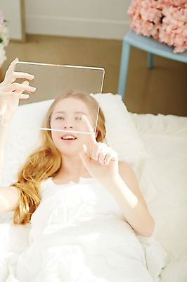 포토 JPG 스튜디오촬영 서양인 외국인 우먼라이프 라이프스타일 여자 베개 모션 아침 휴식 알림판 실내 한명 미소 들기 사람 손짓 상반신 20대 성인 앞모습 눕기 침실 이불 터치 침대 청년만 청년여자만 청년여자한명만 성인여자한명만 국내포토 주간 1 뷰포인트 가구 컨셉 침구 표정 인종 청년 내부 생활 여자만 여자한명만 성인여자만 성인만 파일형식