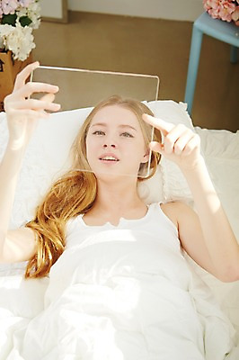 포토 JPG 스튜디오촬영 서양인 외국인 우먼라이프 라이프스타일 여자 베개 모션 아침 휴식 알림판 실내 한명 들기 사람 손짓 상반신 20대 성인 앞모습 눕기 침실 이불 터치 침대 청년만 청년여자만 청년여자한명만 성인여자한명만 국내포토 주간 1 뷰포인트 가구 컨셉 침구 인종 청년 내부 생활 여자만 여자한명만 성인여자만 성인만 파일형식