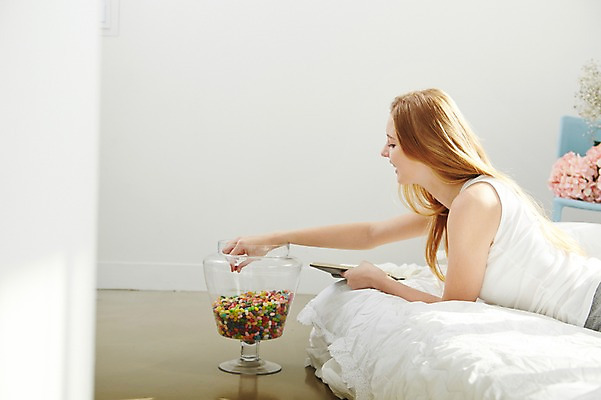 포토 JPG 스튜디오촬영 서양인 외국인 우먼라이프 라이프스타일 여자 엎드리기 모션 아침 휴식 디저트 실내 한명 들기 사람 상반신 20대 성인 옆모습 책 독서 침실 침대 읽기 젤리 청년만 청년여자만 청년여자한명만 성인여자한명만 국내포토 주간 1 음식 뷰포인트 가구 컨셉 인종 청년 내부 생활 여자만 여자한명만 성인여자만 성인만 파일형식