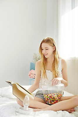 포토 JPG 스튜디오촬영 전신 서양인 외국인 우먼라이프 라이프스타일 여자 모션 아침 휴식 디저트 실내 한명 미소 들기 사람 앉기 20대 성인 앞모습 책 독서 침실 침대 읽기 젤리 청년만 청년여자만 청년여자한명만 성인여자한명만 국내포토 주간 1 음식 뷰포인트 가구 컨셉 표정 인종 청년 내부 생활 여자만 여자한명만 성인여자만 성인만 파일형식