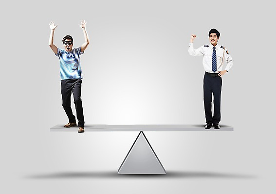 전신 PSD 편집 편집이미지 남자 캠페인 저울 서기 웃음 사람 동양인 20대 성인 두명 30대 손들기 파이팅 주먹 한국인 경찰 균형 범죄인 도둑 시소 범죄예방 검거 안대 남자만 성인남자만 성인만 이미지편집 직업 모션 표정 인종 청년 장년 범죄 놀이기구 예방 파일형식