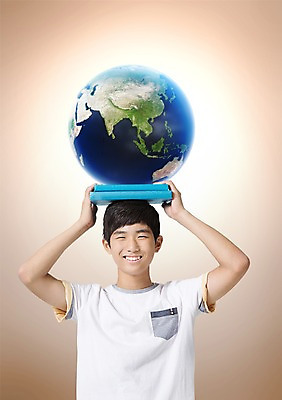 PSD 편집 편집이미지 학생 교육 남자 남학생 청소년 한명 웃음 들기 사람 동양인 상반신 10대 책 글로벌 지구본 한국인 청소년교육 머리위 글로벌교육 남자만 남자한명만 십대만 십대남자만 십대남자한명만 이미지편집 1 모션 표정 인종 파일형식