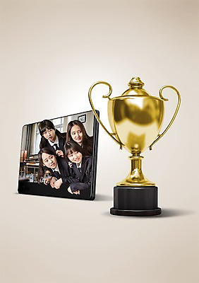 PSD 편집 편집이미지 학생 응시 여학생 여자 교육 교복 청소년 웃음 사람 동양인 여러명 상반신 10대 태블릿 한국인 우승 트로피 청소년교육 성적 여자만 십대만 십대여자만 이미지편집 시선 옷 다수 표정 인종 전자제품 스마트기기 최고 상_우승 파일형식