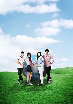 전신 PSD 구름 편집 편집이미지 학생 여학생 여자 교육 남자 남학생 청소년 하늘 서기 웃음 사람 동양인 잔디 여러명 10대 캐주얼 글로벌 지구본 한국인 청소년교육 글로벌교육 십대만 이미지편집 자연요소 식물 옷 다수 모션 표정 인종 파일형식