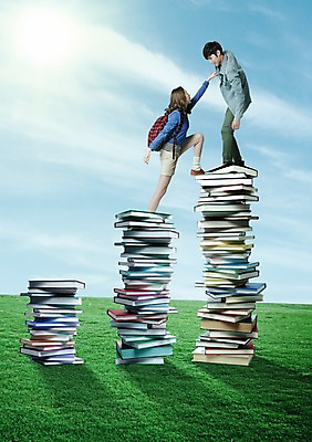 전신 PSD 구름 편집 편집이미지 여자 교육 남자 대학생 가방 하늘 서기 사람 동양인 잔디 20대 성인 두명 옆모습 책 쌓기 한국인 오르기 대학교육 청년만 성인만 이미지편집 자연요소 식물 학생 잡화 뷰포인트 모션 인종 청년 파일형식