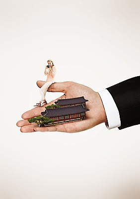 전신 PSD 서양인 외국인 나무 식물 백인 편집 편집이미지 한국문화 한국전통 전통 건축물 손 여자 문화 고건축 한옥 한국 들기 사람 앉기 20대 성인 두명 옆모습 신체부위 카메라 사진촬영 역사 과거 청년만 성인만 이미지편집 동양문화 건축 아시아 뷰포인트 컨셉 모션 인종 청년 전자제품 촬영 파일형식