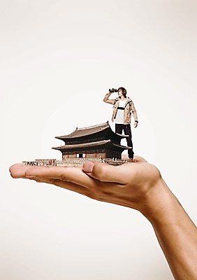 전신 PSD 서양인 외국인 백인 편집 편집이미지 한국문화 한국전통 전통 건축물 손 응시 남자 문화 고건축 한국건축 한국 서기 들기 사람 20대 성인 두명 신체부위 망원경 관찰 역사 과거 청년만 성인만 이미지편집 동양문화 시선 건축 아시아 컨셉 모션 인종 청년 파일형식