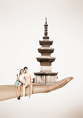 전신 PSD 서양인 외국인 백인 편집 편집이미지 한국문화 한국전통 전통 건축물 손 여자 남자 건축 문화 한국 석조 사람 앉기 20대 성인 신체부위 세명 탑 문화재 역사 석탑 과거 청년만 성인만 이미지편집 동양문화 아시아 컨셉 모션 인종 청년 파일형식