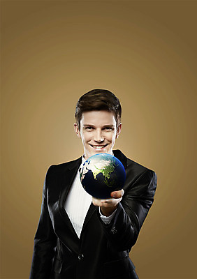 PSD 서양인 외국인 백인 편집 편집이미지 남자 지구 비즈니스 한명 웃음 들기 사람 정장 상반신 20대 성인 글로벌 글로벌비즈니스 비즈니스맨 남자만 남자한명만 성인남자만 청년만 청년남자만 청년남자한명만 성인한명만 성인남자한명만 성인만 이미지편집 1 옷 모션 표정 인종 청년 직장인 파일형식