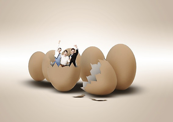 PSD 서양인 외국인 백인 편집 편집이미지 여자 남자 비즈니스 협력 사람 동양인 정장 상반신 20대 성인 세명 계란 파이팅 주먹 손상 한국인 비즈니스맨 비즈니스우먼 파편 부화 청년만 성인만 이미지편집 옷 컨셉 모션 인종 청년 알 직장인 파일형식