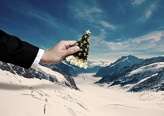 PSD 나무 구름 편집 편집이미지 손 계절 남자 크리스마스장식 크리스마스 겨울 하늘 산 한명 들기 이벤트 신체부위 선물상자 크리스마스트리 눈 이미지편집 자연요소 식물 1 기념일 모션 날씨 선물 사람 상자 파일형식
