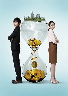 전신 PSD 편집 편집이미지 여자 남자 돈 비즈니스 서기 웃음 사람 동양인 정장 빌딩 20대 성인 두명 옆모습 금융 팔짱 달러 동전 한국인 등맞대기 시간 비즈니스맨 비즈니스우먼 화폐기호 떨어짐 모래시계 금화 청년만 성인만 이미지편집 기호 옷 모래 뷰포인트 시계 컨셉 모션 표정 인종 청년 건물 경제 직장인 재산 황금 화폐 파일형식