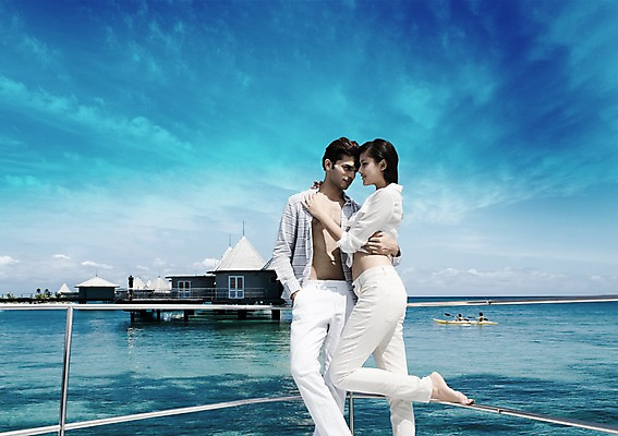 PSD 서양인 외국인 구름 편집 편집이미지 커플 여자 남자 여유 바다 여행 요트 난간 포옹 하늘 휴가 휴식 서기 사람 20대 성인 두명 건물 라이프 옆모습 배 수상가옥 바나나보트 청년만 성인만 이미지편집 자연요소 건축물 감정 뷰포인트 컨셉 배_교통 과일 관계 안기 모션 주택 인종 청년 생활 보트 파일형식