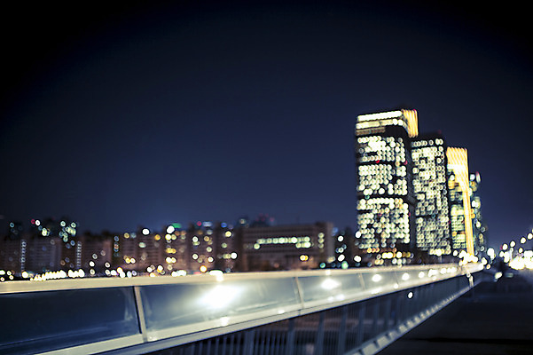 포토 JPG 배경화면 야경 난간 밤하늘 서울 빌딩 사람없음 야외 빛 도시풍경 도시 야간 소프트포커스 신비 보케 감성 마포대교 여의도 국내포토 자연요소 컨셉 하늘 한국 촬영기법 풍경 건물 다리_건축물 파일형식 풍경_경치