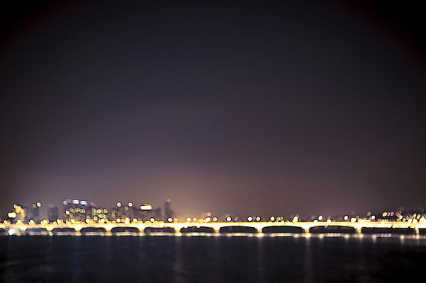 포토 JPG 바다 배경화면 야경 밤하늘 서울 빌딩 사람없음 야외 강 도시풍경 도시 야간 소프트포커스 신비 보케 감성 마포대교 여의도 가교 국내포토 자연요소 건축물 컨셉 하늘 한국 촬영기법 풍경 건물 다리_건축물 파일형식 풍경_경치