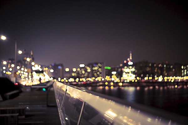 포토 JPG 배경화면 야경 서울 빌딩 해변 사람없음 야외 강 도시풍경 산책로 도시 소프트포커스 신비 보케 감성 마포대교 여의도 국내포토 길 바다 컨셉 한국 촬영기법 풍경 건물 다리_건축물 야간 파일형식 풍경_경치