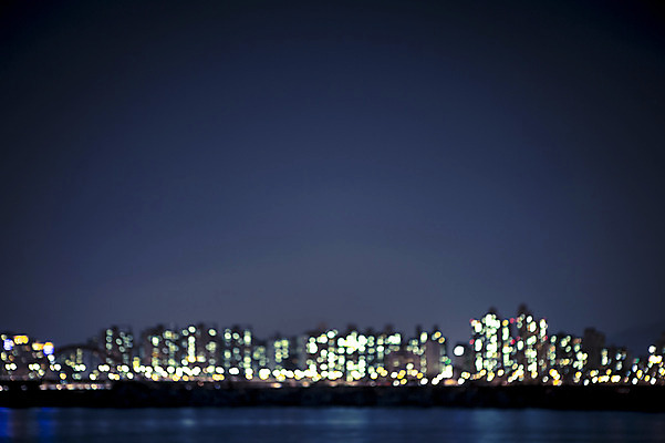 포토 JPG 바다 배경화면 야경 밤하늘 서울 빌딩 사람없음 야외 빛 강 도시풍경 도시 야간 소프트포커스 신비 보케 감성 마포대교 여의도 국내포토 자연요소 컨셉 하늘 한국 촬영기법 풍경 건물 다리_건축물 파일형식 풍경_경치