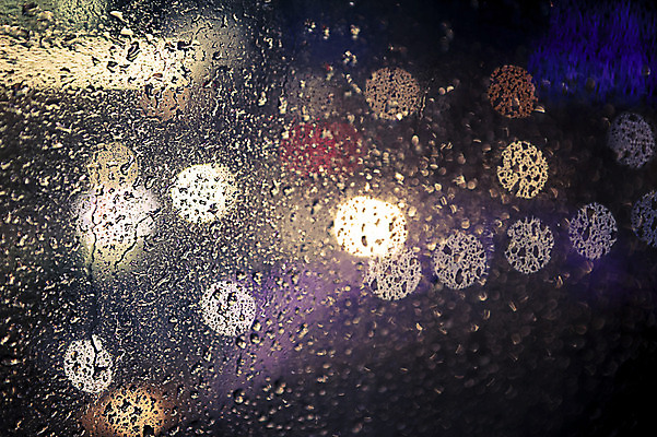 포토 JPG 배경화면 야경 창문 날씨 조명 사람없음 야외 빛 물방울 비 소프트포커스 신비 빗방울 보케 감성 국내포토 자연요소 컨셉 촬영기법 비_날씨 야간 파일형식 풍경_경치