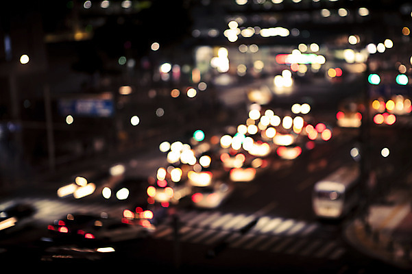 포토 JPG 도로 배경화면 야경 자동차 버스 사람없음 야외 빛 도시풍경 도시 횡단보도 소프트포커스 신비 보케 감성 국내포토 길 육상교통 컨셉 교통시설 대중교통 촬영기법 풍경 보행로 야간 파일형식 풍경_경치