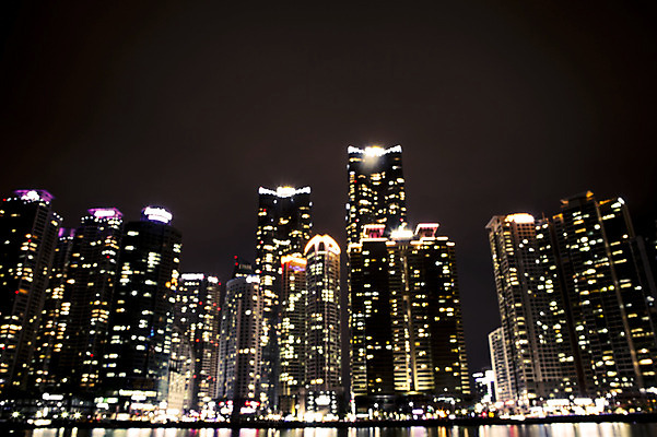 포토 JPG 배경화면 야경 밤하늘 빌딩 사람없음 야외 건물 빛 도시풍경 도시 야간 소프트포커스 신비 보케 감성 부산 해운대 국내포토 자연요소 건축물 컨셉 하늘 한국 촬영기법 풍경 파일형식 풍경_경치