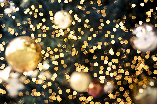 포토 JPG 배경화면 크리스마스장식 크리스마스 야경 조명 사람없음 야외 장식 반짝임 크리스마스트리 방울 소프트포커스 신비 보케 감성 국내포토 기념일 컨셉 모션 촬영기법 야간 파일형식 풍경_경치