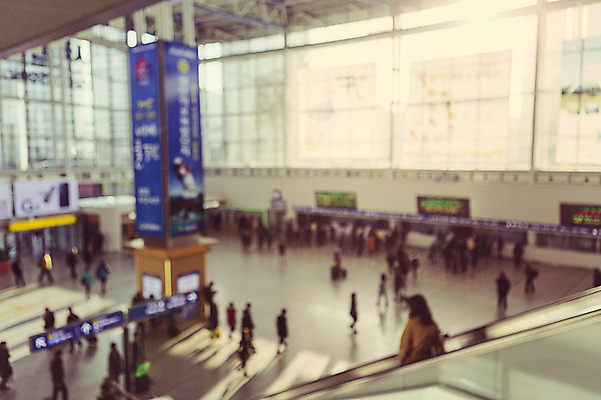 포토 JPG 실내 사람 동양인 풍경 여러명 건물 도시풍경 한국인 표지판 역 군중 소프트포커스 신비 보케 에스컬레이터 감성 기차역 서울역 국내포토 건축물 다수 컨셉 교통시설 서울 알림판 촬영기법 인종 내부 도시 전철역 파일형식