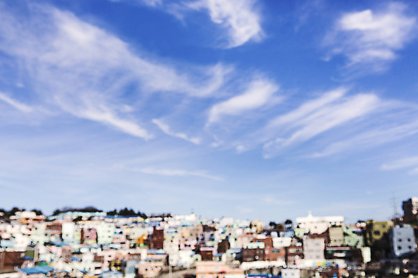 포토 JPG 주간 구름 배경화면 하늘 주택 사람없음 야외 건물 마을 소프트포커스 신비 보케 감성 부산 감천문화마을 국내포토 자연요소 건축물 컨셉 한국 촬영기법 파일형식