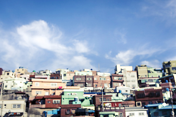 포토 JPG 주간 구름 배경화면 하늘 주택 사람없음 야외 건물 마을 소프트포커스 신비 보케 감성 부산 감천문화마을 국내포토 자연요소 건축물 컨셉 한국 촬영기법 파일형식