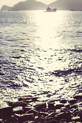 포토 JPG 주간 바다 섬 자연 풍경 해변 사람없음 야외 돌_바위 소프트포커스 신비 보케 감성 부산 선박 국내포토 자연요소 컨셉 수상교통 한국 촬영기법 생태계 파일형식