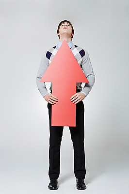 포토 JPG 스튜디오촬영 전신 서양인 외국인 백인 남자 화살표 비즈니스 모션 실내 한명 서기 들기 사람 성인 앞모습 30대 올려보기 직장인 비즈니스맨 남자만 남자한명만 성인남자만 성인한명만 성인남자한명만 장년만 장년남자만 장년남자한명만 성인만 국내포토 직업 1 뷰포인트 인종 내부 장년 파일형식