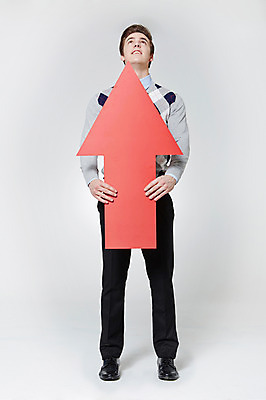 포토 JPG 스튜디오촬영 전신 서양인 외국인 백인 남자 화살표 비즈니스 모션 실내 한명 서기 들기 사람 성인 앞모습 30대 올려보기 직장인 비즈니스맨 남자만 남자한명만 성인남자만 성인한명만 성인남자한명만 장년만 장년남자만 장년남자한명만 성인만 국내포토 직업 1 뷰포인트 인종 내부 장년 파일형식