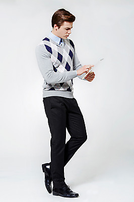 포토 JPG 스튜디오촬영 전신 서양인 외국인 백인 남자 비즈니스 모션 알림판 실내 한명 서기 들기 사람 성인 옆모습 30대 직장인 비즈니스맨 남자만 남자한명만 성인남자만 성인한명만 성인남자한명만 장년만 장년남자만 장년남자한명만 성인만 국내포토 직업 1 뷰포인트 인종 내부 장년 파일형식