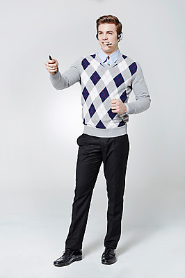 포토 JPG 스튜디오촬영 전신 서양인 외국인 백인 남자 비즈니스 모션 실내 설명 한명 서기 미소 들기 사람 성인 앞모습 30대 펜 가리킴 직장인 비즈니스맨 마이크 남자만 남자한명만 성인남자만 성인한명만 성인남자한명만 장년만 장년남자만 장년남자한명만 성인만 국내포토 직업 1 뷰포인트 음향기기 표정 인종 손짓 내부 장년 필기구 파일형식