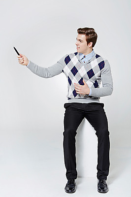 포토 JPG 스튜디오촬영 전신 서양인 외국인 백인 응시 남자 비즈니스 모션 실내 설명 한명 들기 사람 앉기 손짓 성인 앞모습 30대 펜 직장인 비즈니스맨 남자만 남자한명만 성인남자만 성인한명만 성인남자한명만 장년만 장년남자만 장년남자한명만 성인만 국내포토 직업 1 시선 뷰포인트 인종 내부 장년 필기구 파일형식