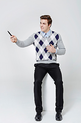 포토 JPG 스튜디오촬영 전신 서양인 외국인 백인 남자 비즈니스 모션 실내 설명 한명 미소 들기 사람 앉기 손짓 성인 앞모습 30대 펜 가리킴 직장인 비즈니스맨 남자만 남자한명만 성인남자만 성인한명만 성인남자한명만 장년만 장년남자만 장년남자한명만 성인만 국내포토 직업 1 뷰포인트 표정 인종 내부 장년 필기구 파일형식