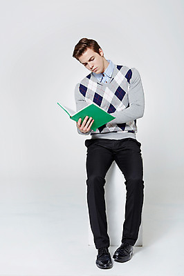 포토 JPG 스튜디오촬영 전신 서양인 외국인 백인 남자 비즈니스 모션 실내 한명 들기 사람 앉기 성인 앞모습 책 30대 독서 직장인 비즈니스맨 읽기 남자만 남자한명만 성인남자만 성인한명만 성인남자한명만 장년만 장년남자만 장년남자한명만 성인만 국내포토 직업 1 뷰포인트 인종 내부 장년 파일형식