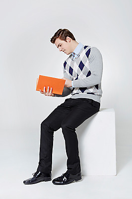 포토 JPG 스튜디오촬영 전신 서양인 외국인 백인 남자 비즈니스 모션 실내 한명 미소 들기 사람 앉기 성인 옆모습 책 30대 독서 직장인 비즈니스맨 남자만 남자한명만 성인남자만 성인한명만 성인남자한명만 장년만 장년남자만 장년남자한명만 성인만 국내포토 직업 1 뷰포인트 표정 인종 내부 장년 파일형식