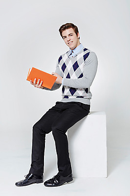 포토 JPG 스튜디오촬영 전신 서양인 외국인 백인 남자 비즈니스 모션 실내 한명 미소 들기 사람 앉기 성인 앞모습 책 30대 독서 직장인 비즈니스맨 남자만 남자한명만 성인남자만 성인한명만 성인남자한명만 장년만 장년남자만 장년남자한명만 성인만 국내포토 직업 1 뷰포인트 표정 인종 내부 장년 파일형식