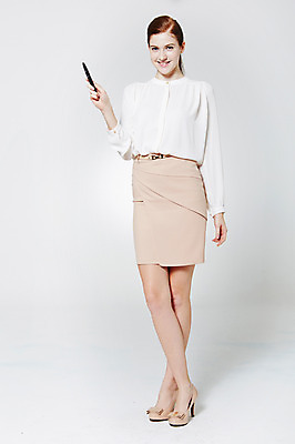 포토 JPG 스튜디오촬영 전신 서양인 외국인 백인 여자 비즈니스 모션 실내 한명 서기 미소 들기 사람 성인 앞모습 30대 펜 다리꼬기 가리킴 직장인 비즈니스우먼 여자만 여자한명만 성인여자만 성인한명만 성인여자한명만 장년만 장년여자만 장년여자한명만 성인만 국내포토 직업 1 뷰포인트 표정 인종 손짓 내부 장년 필기구 파일형식