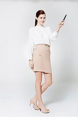 포토 JPG 스튜디오촬영 전신 서양인 외국인 백인 여자 비즈니스 모션 실내 한명 서기 미소 들기 사람 성인 30대 펜 가리킴 직장인 비즈니스우먼 여자만 여자한명만 성인여자만 성인한명만 성인여자한명만 장년만 장년여자만 장년여자한명만 성인만 국내포토 직업 1 표정 인종 손짓 내부 장년 필기구 파일형식