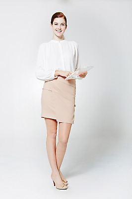 포토 JPG 스튜디오촬영 전신 서양인 외국인 백인 여자 비즈니스 모션 알림판 실내 한명 서기 미소 들기 사람 성인 앞모습 30대 터치 직장인 비즈니스우먼 여자만 여자한명만 성인여자만 성인한명만 성인여자한명만 장년만 장년여자만 장년여자한명만 성인만 국내포토 직업 1 뷰포인트 표정 인종 내부 장년 파일형식