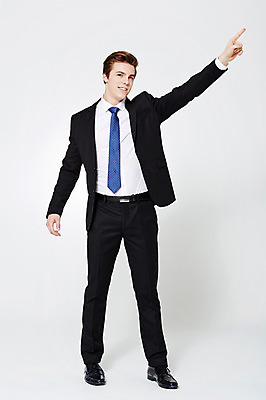 포토 JPG 스튜디오촬영 전신 서양인 외국인 백인 남자 비즈니스 모션 실내 한명 서기 미소 사람 정장 손짓 성인 앞모습 30대 가리킴 직장인 비즈니스맨 남자만 남자한명만 성인남자만 성인한명만 성인남자한명만 장년만 장년남자만 장년남자한명만 성인만 국내포토 직업 1 옷 뷰포인트 표정 인종 내부 장년 파일형식