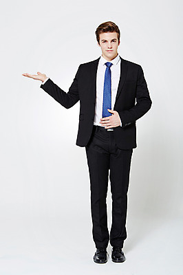 포토 JPG 스튜디오촬영 전신 서양인 외국인 백인 남자 비즈니스 모션 안내 실내 한명 서기 미소 사람 정장 손짓 성인 앞모습 30대 가리킴 직장인 비즈니스맨 남자만 남자한명만 성인남자만 성인한명만 성인남자한명만 장년만 장년남자만 장년남자한명만 성인만 국내포토 직업 1 옷 뷰포인트 표정 인종 내부 장년 파일형식