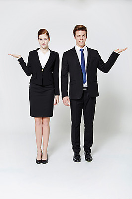 포토 JPG 스튜디오촬영 전신 서양인 외국인 백인 여자 남자 비즈니스 모션 안내 실내 서기 미소 사람 정장 손짓 성인 두명 앞모습 30대 직장인 비즈니스맨 비즈니스우먼 장년만 성인만 국내포토 직업 옷 뷰포인트 표정 인종 내부 장년 파일형식
