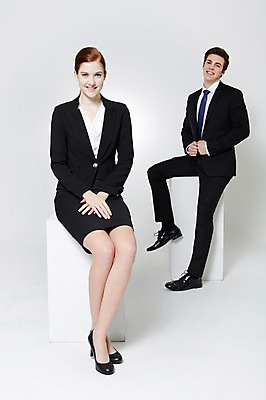 포토 JPG 스튜디오촬영 전신 서양인 외국인 백인 여자 남자 비즈니스 모션 실내 미소 사람 앉기 정장 성인 두명 앞모습 30대 직장인 비즈니스맨 비즈니스우먼 장년만 성인만 국내포토 직업 옷 뷰포인트 표정 인종 내부 장년 파일형식